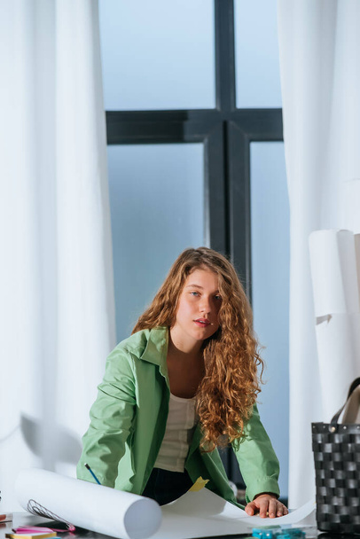 Portrait of young woman at her workplace in the home - Foto, Bild