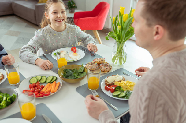 Young father having breakfast with his holdren at home in the morning - Foto, afbeelding