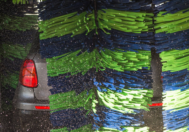 Šedé auto během mytí - Fotografie, Obrázek