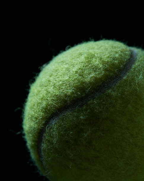 Zielona piłka tenisowa na czarnym tle - Zdjęcie, obraz