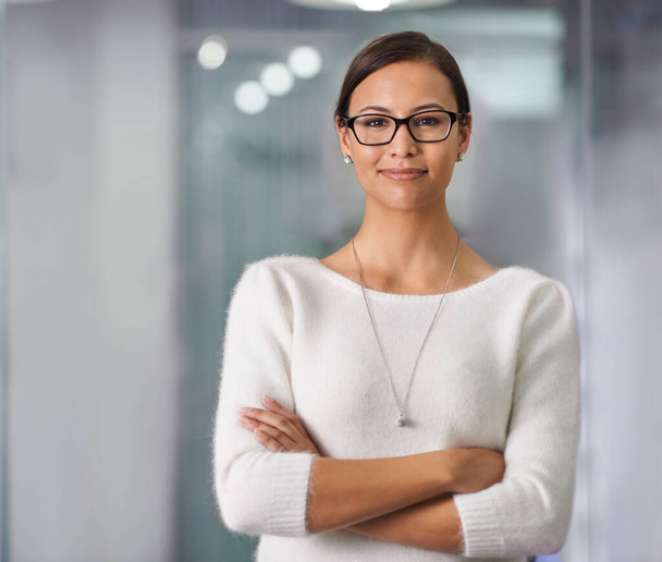 Ela tem uma atitude para o sucesso. Retrato recortado de uma jovem empresária em pé em um escritório. - Foto, Imagem