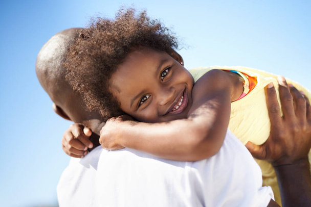 Babasıyla iyi vakit geçiriyor. Sevimli kızını omzunda taşıyan Afro-Amerikalı bir baba.. - Fotoğraf, Görsel