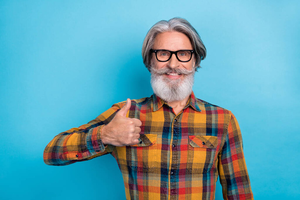 Photo of cheerful mature man show finger thumb-up ad suggest approve promo isolated over blue color background - Valokuva, kuva