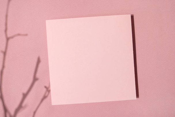 紙の背景ピンク色、建築図面。背景がぼやけてる。抽象的な影の背景。デザインテンプレートの場合、テキストのキャンバスとして、広告. - 写真・画像