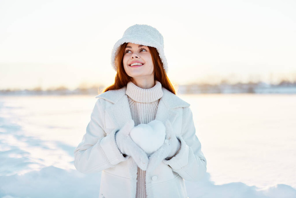 女性赤髪雪原冬服晴れ冬の日新鮮なai - 写真・画像