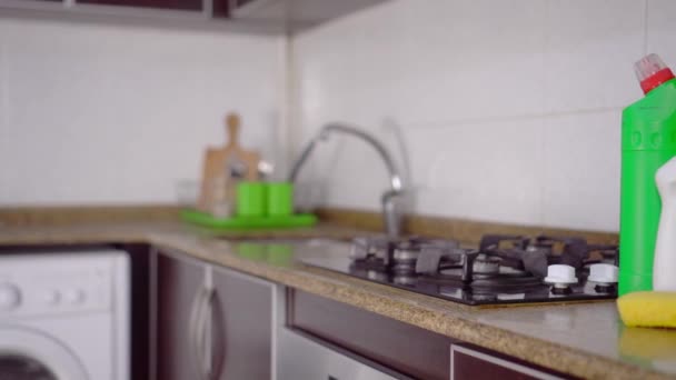 Kamera vom Küchenfokus auf Putz- und Waschmittelflaschen drehen. - Filmmaterial, Video