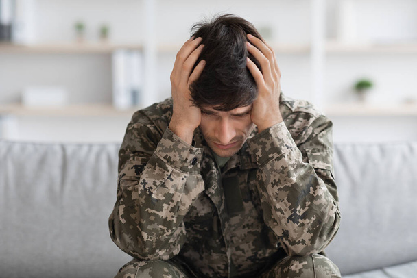 Deprimido militar homem cobrindo a cabeça com palmas - Foto, Imagem