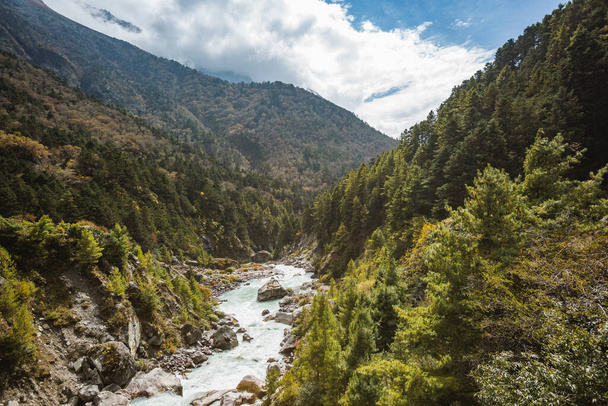 Bidh Koshi vallée de la rivière, Népal. Vue depuis le pont de Phungi Thenga - Photo, image