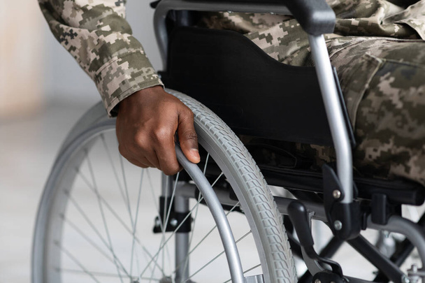 Αγνώριστος Αφροαμερικάνος στρατιώτης που κάθεται σε αναπηρικό καροτσάκι - Φωτογραφία, εικόνα