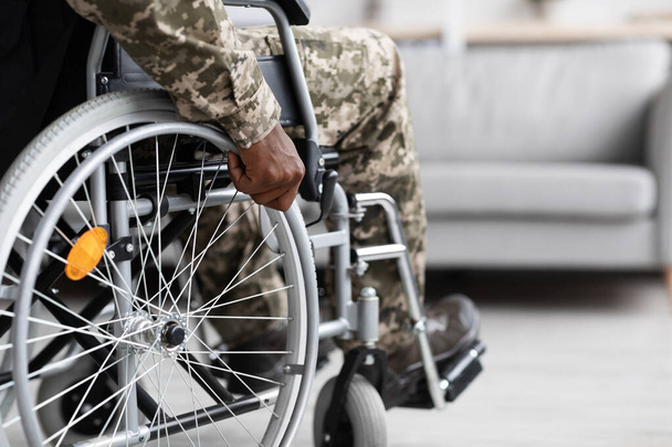 Αγνώριστος μαύρος στρατιώτης που κάθεται σε αναπηρική καρέκλα, αντίγραφο χώρου - Φωτογραφία, εικόνα