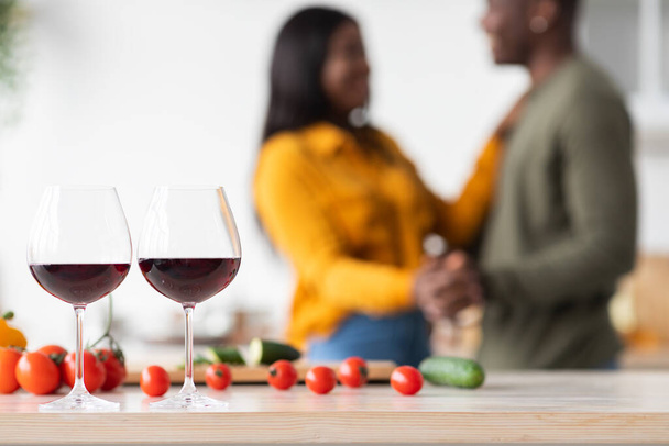 Unrecognizable Black Couple Dancing In Kitchen, Focus On Two Glasses Of Wine - Foto, Imagem
