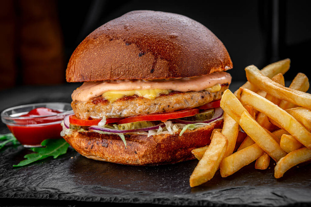 Il pollo burger viene servito in un ristorante - Foto, immagini