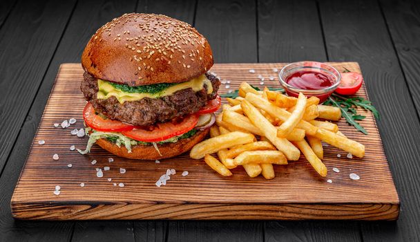 Burger s hovězím, hamburger s hranolkama - Fotografie, Obrázek