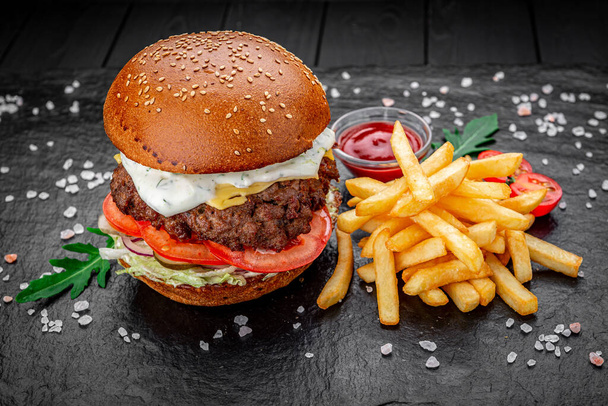Americký burger se smaženými brambory - Fotografie, Obrázek
