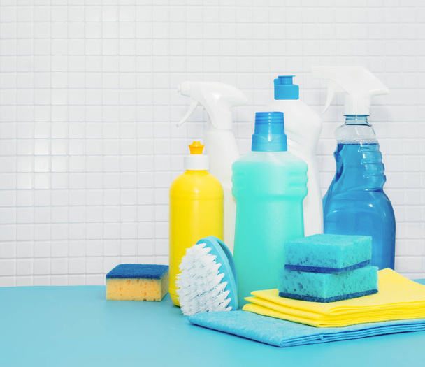 Ensemble de nettoyants et détergents, accessoires de nettoyage, fond bleu avec carreaux. Concept printemps nettoyage régulier - Photo, image