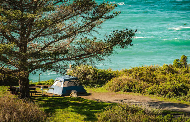 California Scenic Ocean Coast Tent Camping. Campingplatz direkt am Meer. Sommerurlaub. - Foto, Bild