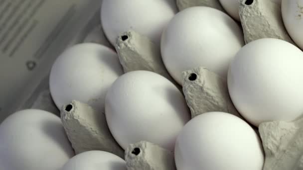 Der nähere Blick auf die weißen Schalen der Eier. Nahaufnahme - Filmmaterial, Video