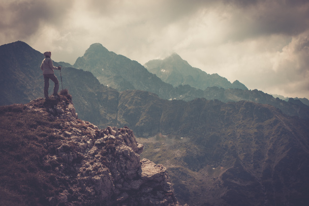 Femme randonneuse au sommet d'une montagne
  - Photo, image