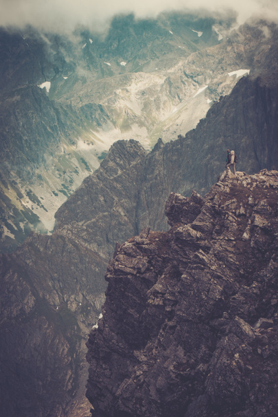 Paar Wanderer auf einem Gipfel eines Berges  - Foto, Bild
