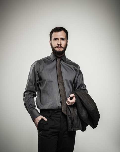jóképű férfi szakáll és kabát  - Fotó, kép
