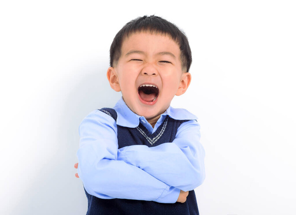 Happy Kid αγόρι διασκεδάζει σε λευκό φόντο - Φωτογραφία, εικόνα
