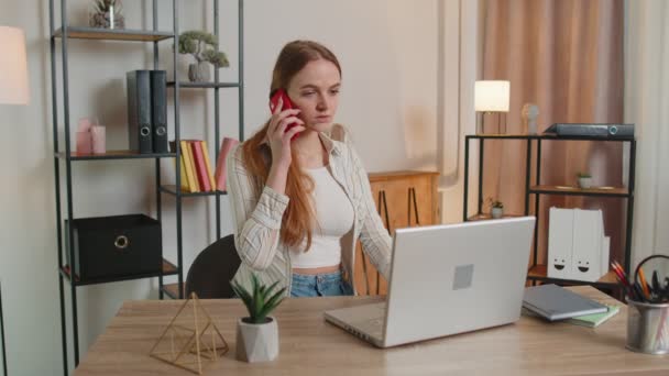 Mujer joven usando ordenador portátil sentado en el sofá de trabajo, compras en línea de la oficina en casa - Imágenes, Vídeo