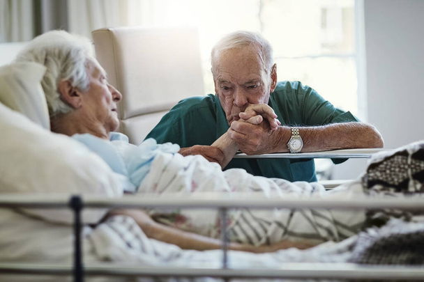 愛は常に互いのためにそこにある。病院で妻を訪ねた老人のショット. - 写真・画像