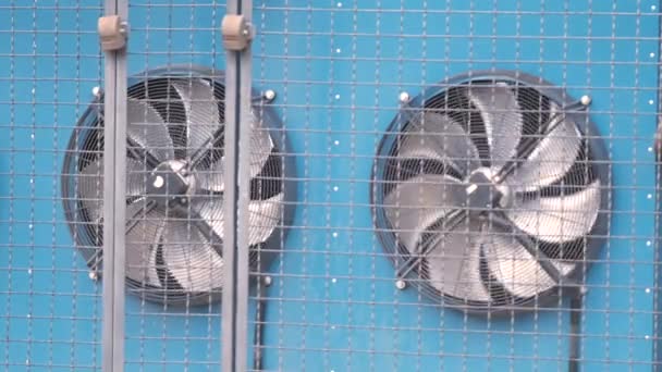 Luftkompressoranlage zur Klimatisierung von Industriegebäuden mit rotierenden Lüftungsventilatoren zur Kühlung von Heizkörpern - Filmmaterial, Video