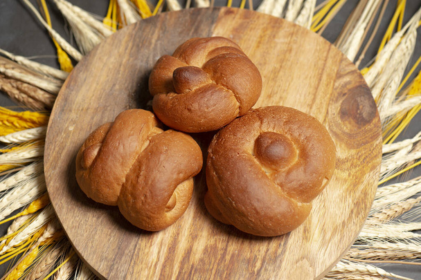 Deliciosos rollos de pan de nudo de estilo crujiente recién horneado en formas surtidas que incluyen nudo doble y roseta - Foto, Imagen
