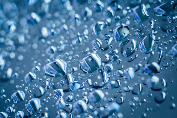 Wassertropfen auf blauem Hintergrund - Foto, Bild
