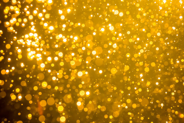 Golden Blur glitter lichten abstracte bokeh voor vrolijk kerstfeest en Nieuwjaar achtergrond - Foto, afbeelding