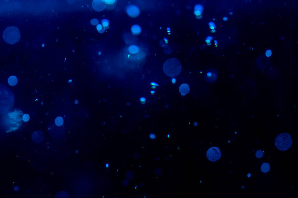 Blur bokeh azul de luz sobre fondo negro - Foto, Imagen