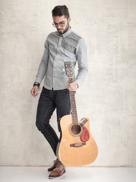 Hombre guapo sosteniendo la guitarra
 - Foto, Imagen