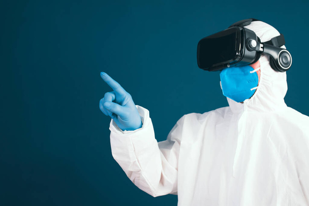 VR medicine. Doctor using virtual reality headset for medical purposes. - Фото, изображение