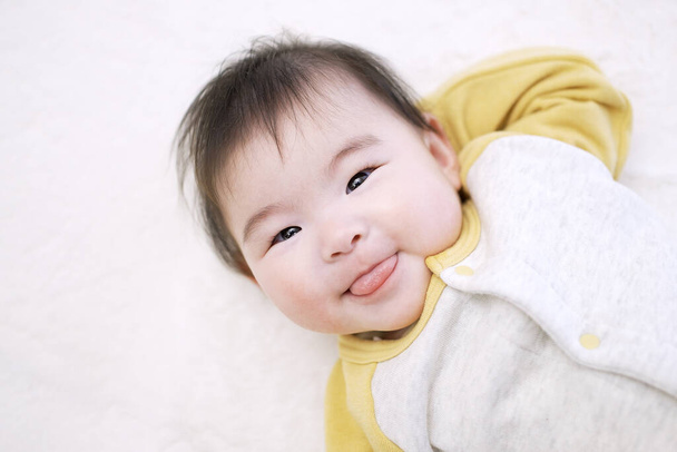 アジアの赤ん坊は眠っている間に笑う - 写真・画像