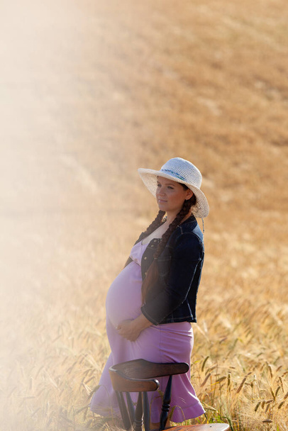 pregnant woman in a wheat field - Foto, Imagem