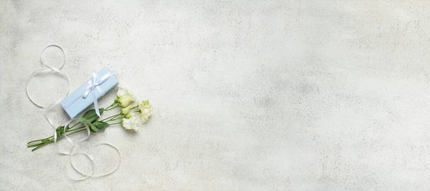 Prezent na Międzynarodowy Dzień Kobiet i piękne kwiaty eustoma na tle światła z miejsca na tekst - Zdjęcie, obraz