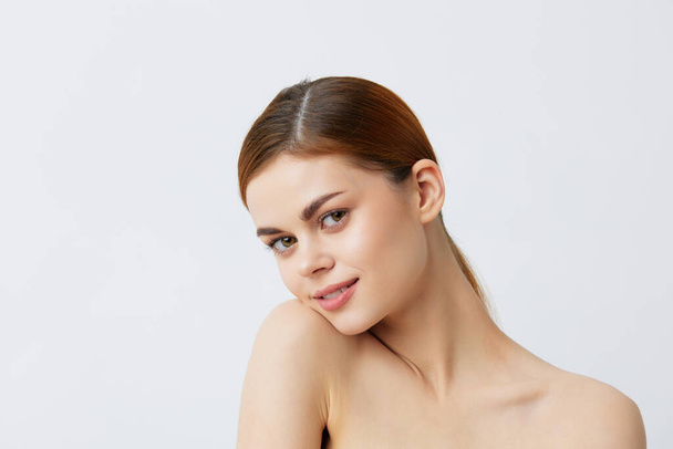 giovane donna sorridente donna spalle nude pelle pulita fascino modello leggero sfondo - Foto, immagini