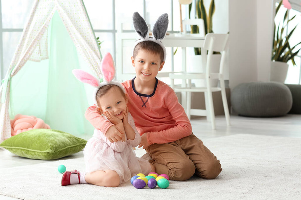 Милі маленькі діти в вухах кролика з великодніми яйцями вдома
 - Фото, зображення