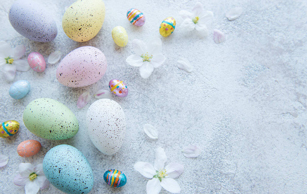 Верхний вид красочных пасхальных яиц на бетонном фоне - Фото, изображение