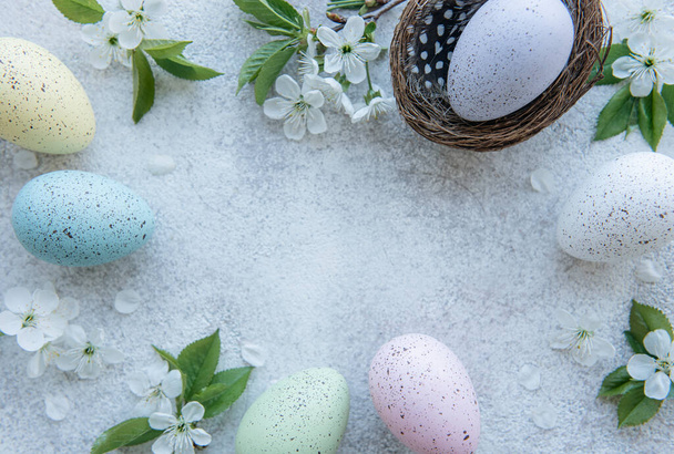 Vista superior de coloridos huevos de Pascua sobre fondo de hormigón - Foto, imagen