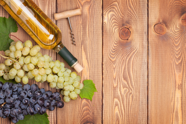 白ワインのボトルとブドウの房 - 写真・画像