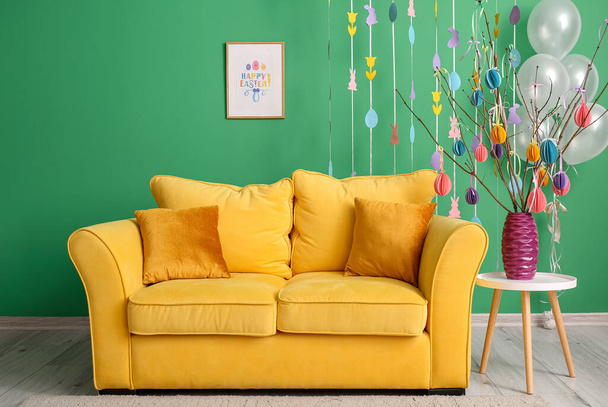 Interior de la habitación con sofá cómodo y elegante decoración de Pascua - Foto, Imagen