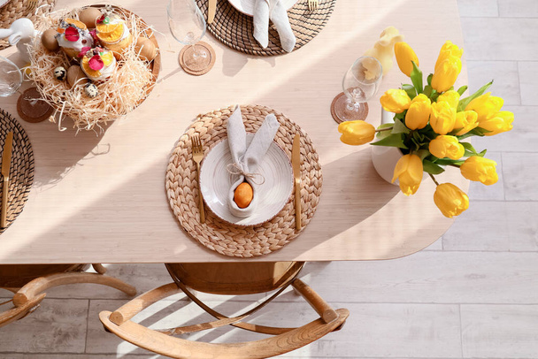Teller mit Ei auf Esstisch zum Osterfest serviert - Foto, Bild