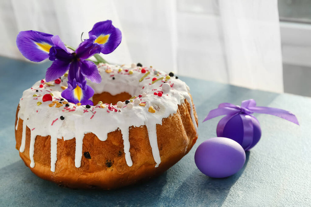 Chutný velikonoční dort s vejci a květinami na stole - Fotografie, Obrázek