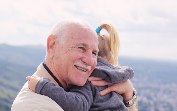 Abuelo sosteniendo a su nieta
 - Foto, imagen