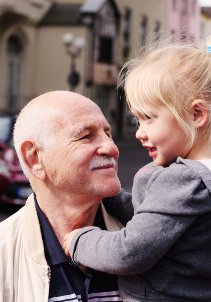 Abuelo sosteniendo a su nieta
 - Foto, Imagen