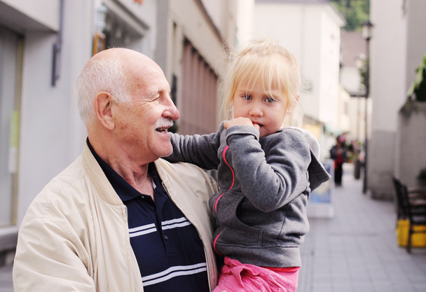 Abuelo sosteniendo a su nieta
 - Foto, Imagen
