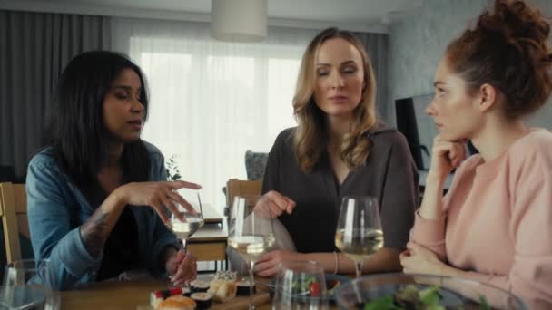 Trzy kobiety rasy kaukaskiej i mieszane przyjaciółki rozmawiające o problemach w domu. Nakręcony aparatem hel RED w rozdzielczości 8K    - Materiał filmowy, wideo