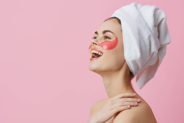 mooie vrouw roze vlekken schone huid glimlach poseren close-up Lifestyle - Foto, afbeelding